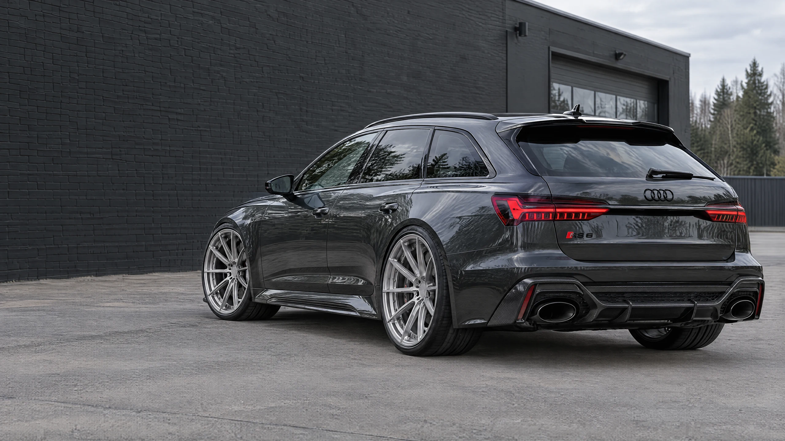Kampanjvisualisering: Audi RS6 Avant C8 med kolfiberdetaljer och FV-fälgar