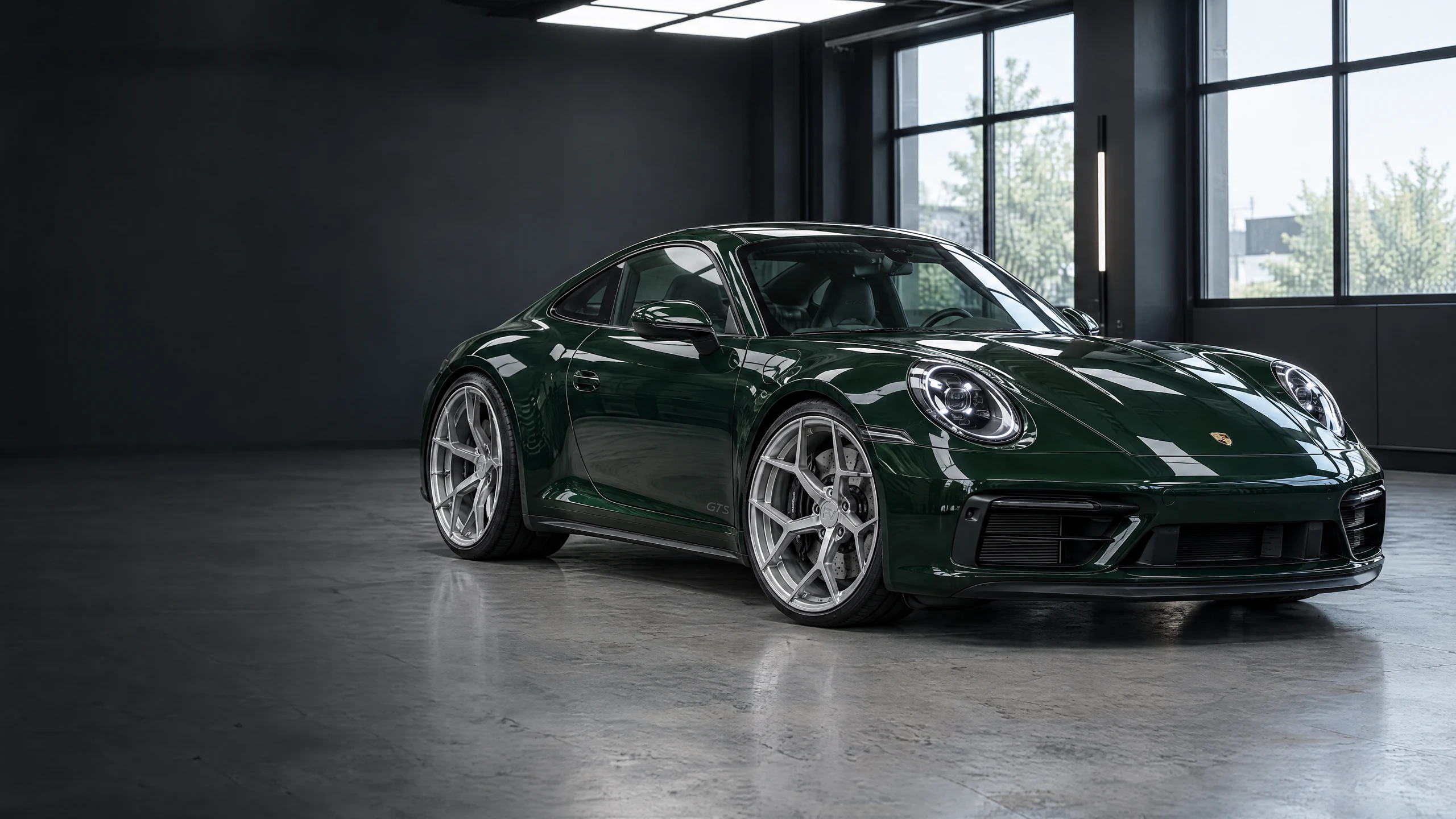 Kampanjvisualisering: mörkgrön Porsche 911 Carrera GTS 992.1 i studiomiljö